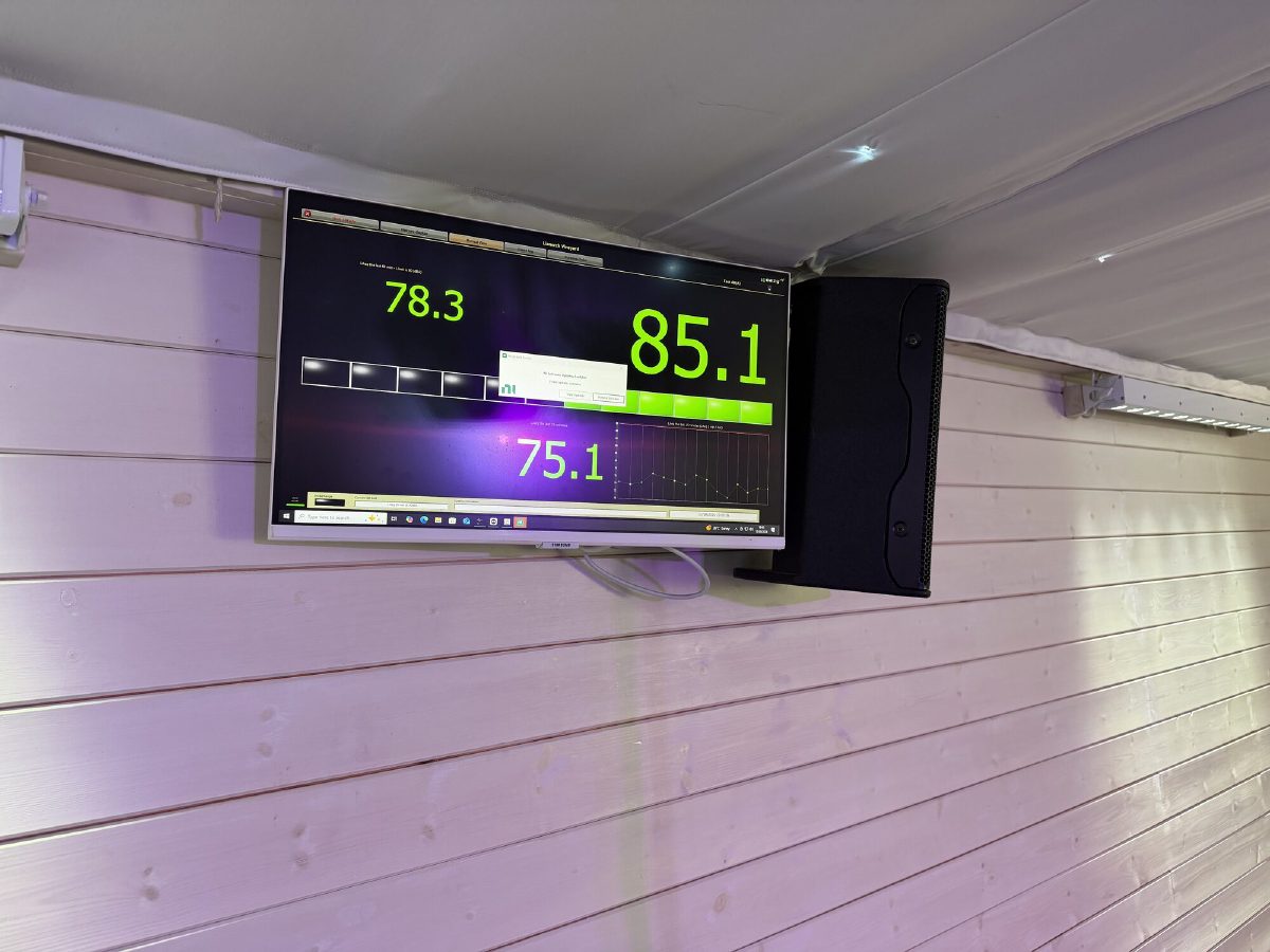 The 10EaZy screen on the marquee wall, green across the board